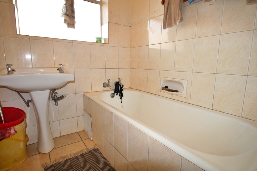 1 Bedroom Property for Sale in Rhodesfield Gauteng