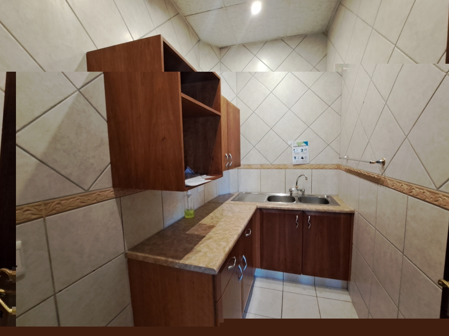 To Let Commercial Property for Rent in Die Hoewes Gauteng