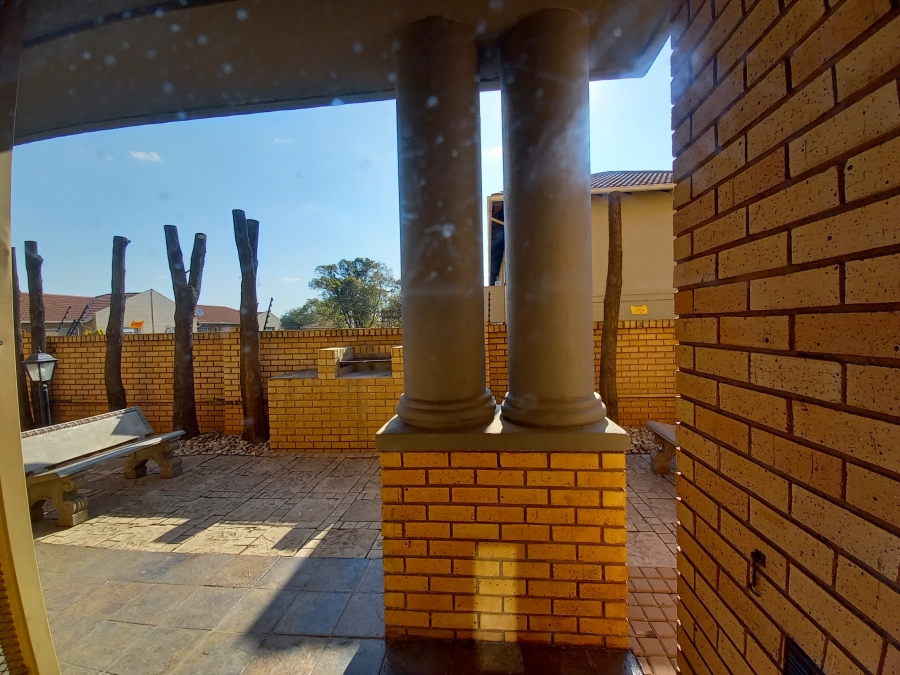 To Let Commercial Property for Rent in Die Hoewes Gauteng