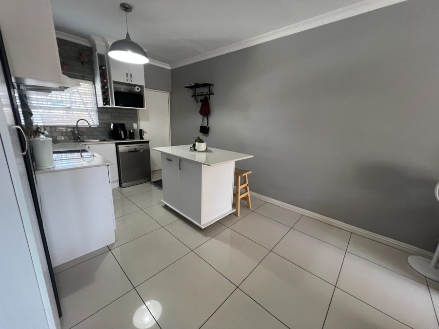 2 Bedroom Property for Sale in Benmore Gardens Gauteng