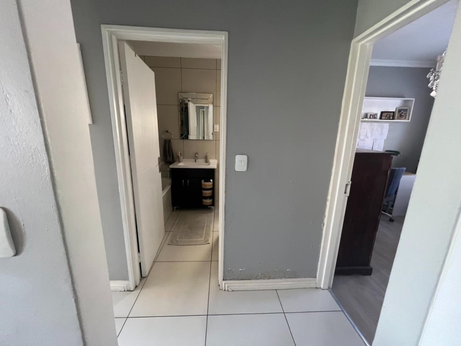 2 Bedroom Property for Sale in Benmore Gardens Gauteng