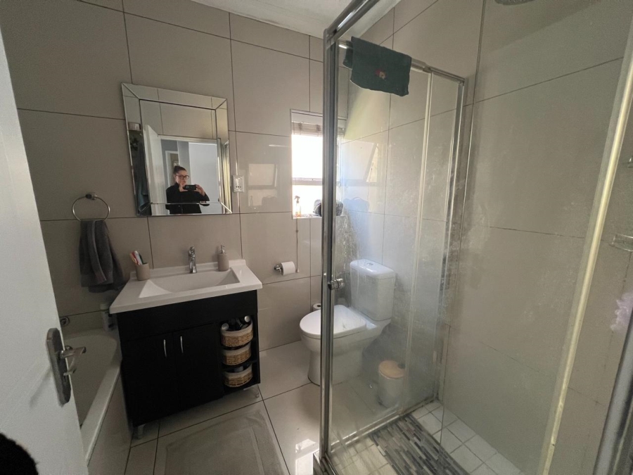 2 Bedroom Property for Sale in Benmore Gardens Gauteng