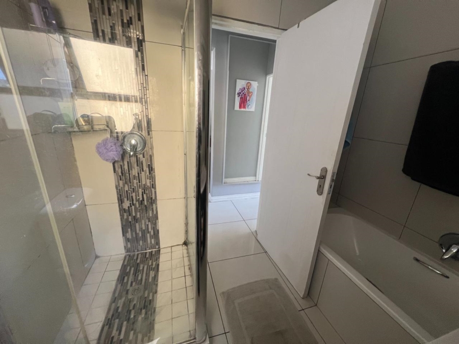 2 Bedroom Property for Sale in Benmore Gardens Gauteng