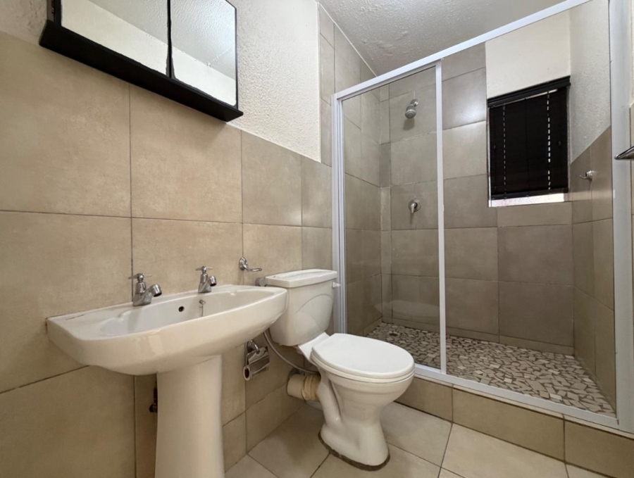 To Let 2 Bedroom Property for Rent in Lakefield Gauteng