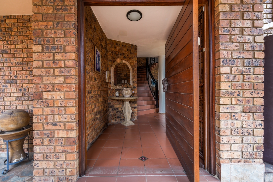 6 Bedroom Property for Sale in Erasmuskloof Gauteng