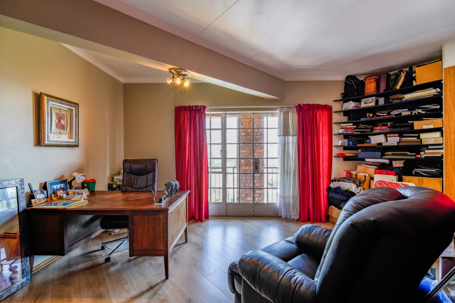 6 Bedroom Property for Sale in Erasmuskloof Gauteng