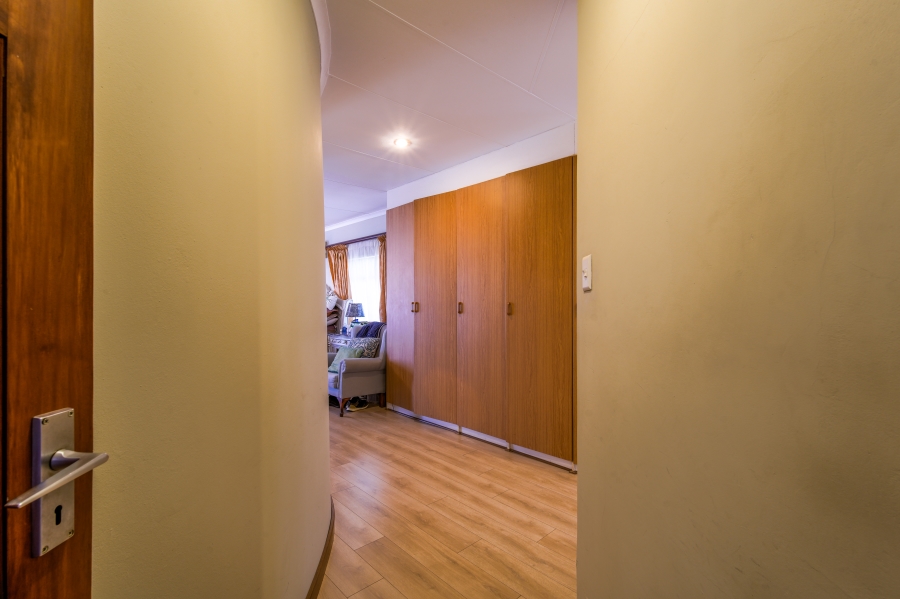 6 Bedroom Property for Sale in Erasmuskloof Gauteng
