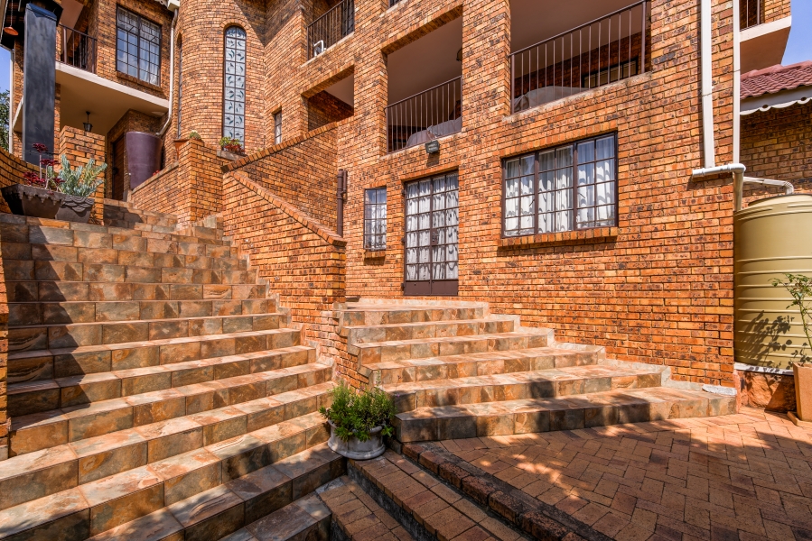 6 Bedroom Property for Sale in Erasmuskloof Gauteng