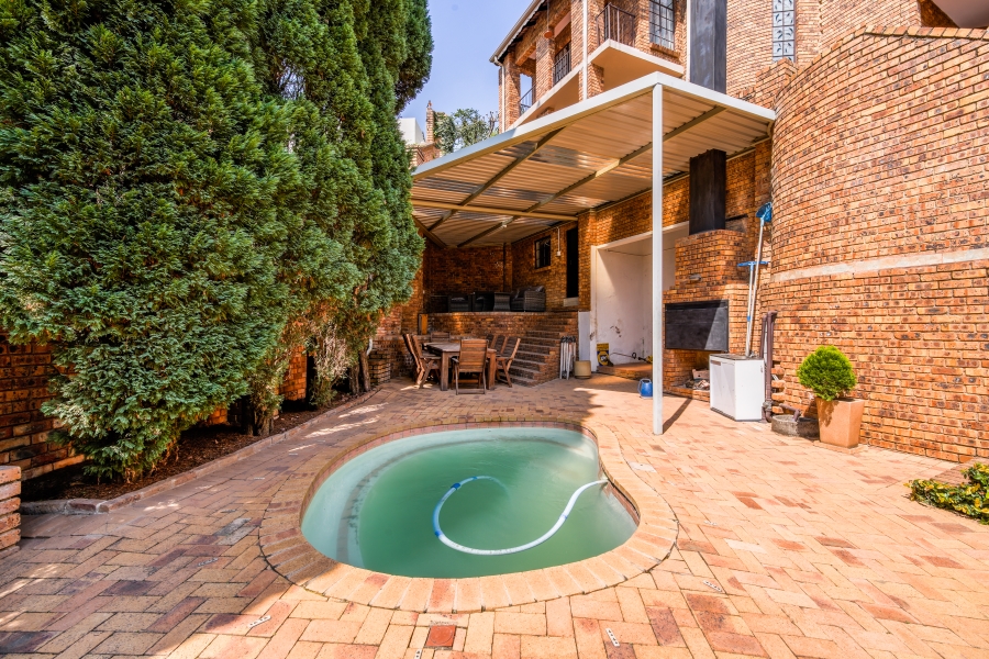 6 Bedroom Property for Sale in Erasmuskloof Gauteng