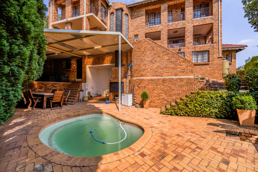 6 Bedroom Property for Sale in Erasmuskloof Gauteng