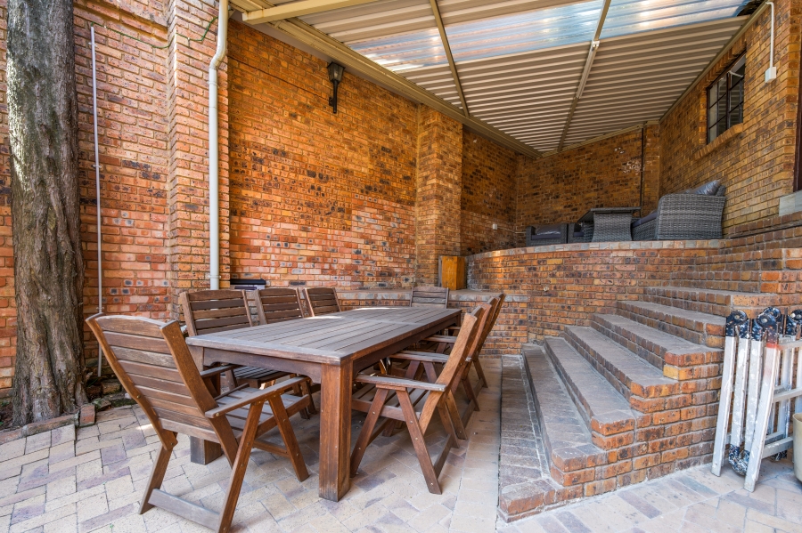 6 Bedroom Property for Sale in Erasmuskloof Gauteng