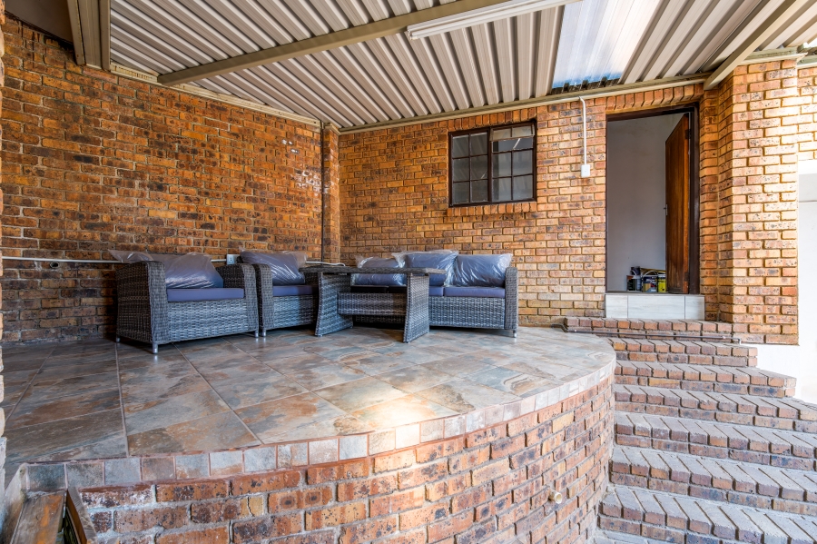 6 Bedroom Property for Sale in Erasmuskloof Gauteng