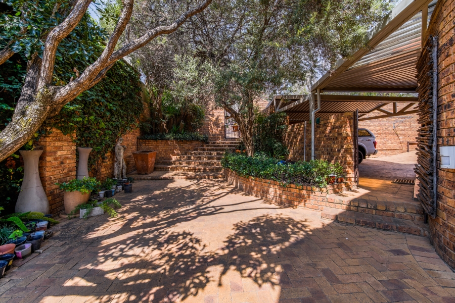 6 Bedroom Property for Sale in Erasmuskloof Gauteng