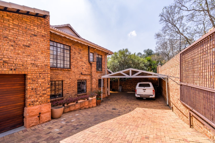 6 Bedroom Property for Sale in Erasmuskloof Gauteng