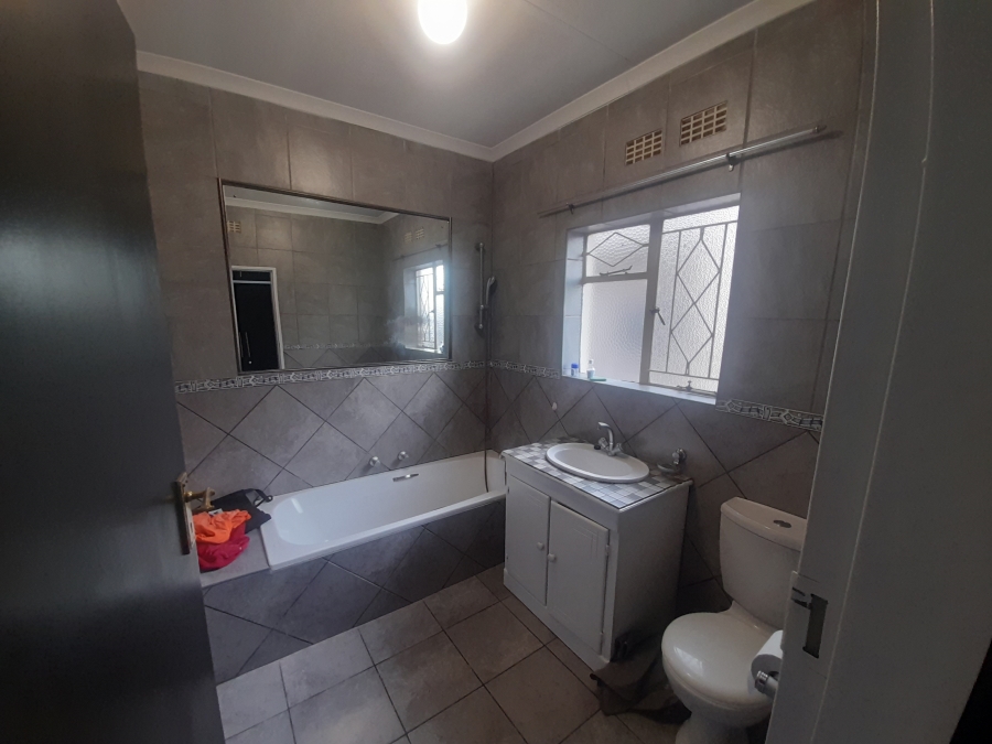 To Let 3 Bedroom Property for Rent in Flora Gardens Gauteng