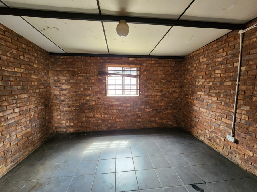 To Let Commercial Property for Rent in Rosslyn Gauteng