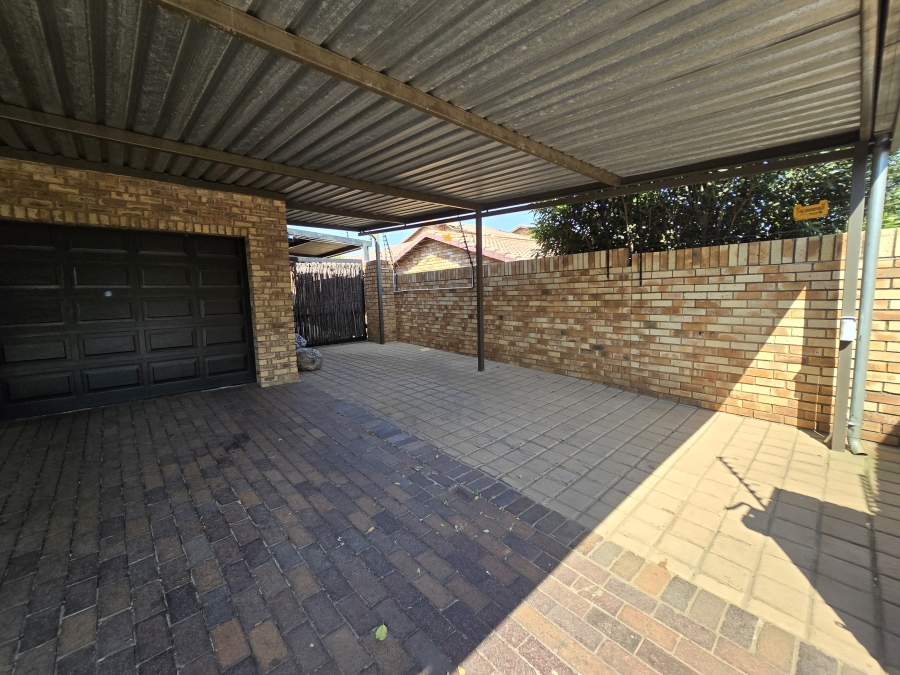 4 Bedroom Property for Sale in Bassonia Gauteng