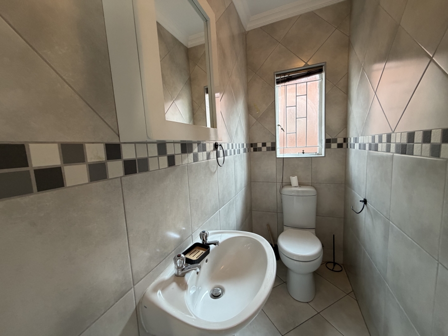 To Let 3 Bedroom Property for Rent in New Redruth Gauteng