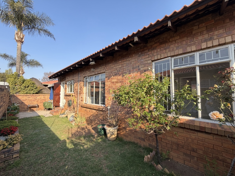 To Let 3 Bedroom Property for Rent in New Redruth Gauteng