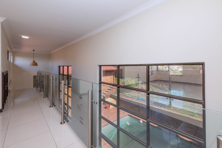 5 Bedroom Property for Sale in Constantia Kloof Gauteng