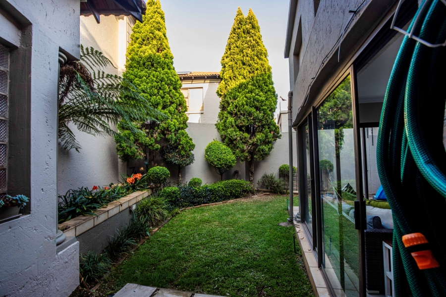 4 Bedroom Property for Sale in Faerie Glen Gauteng