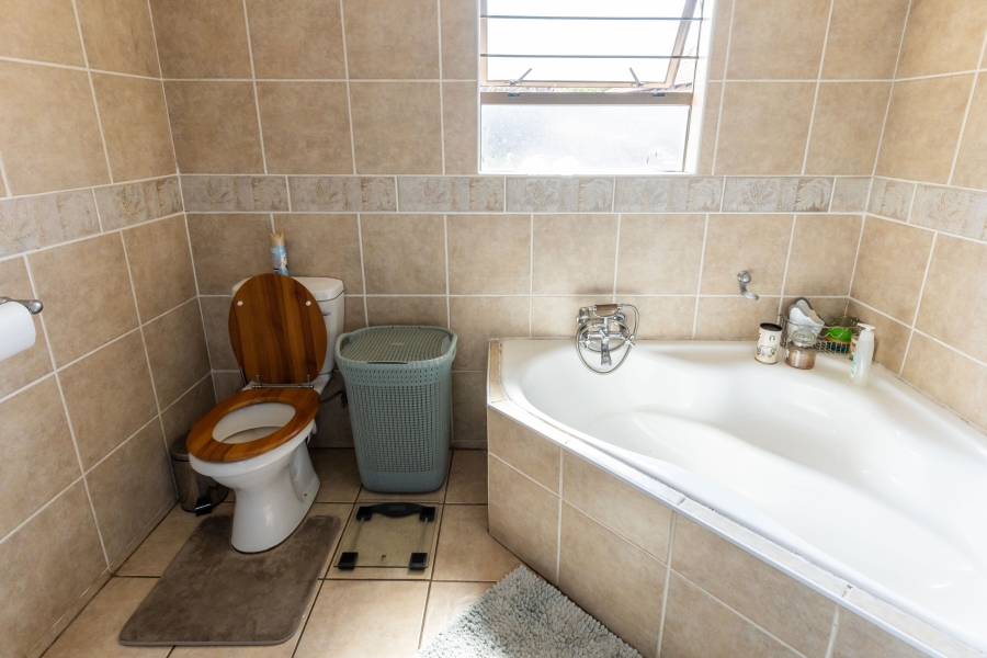 4 Bedroom Property for Sale in Faerie Glen Gauteng