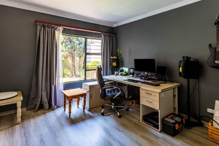 4 Bedroom Property for Sale in Faerie Glen Gauteng