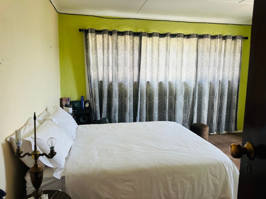 4 Bedroom Property for Sale in Mondeor Gauteng