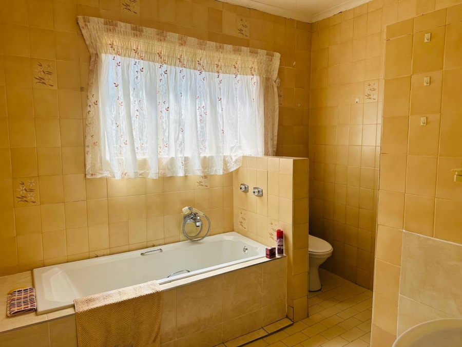 4 Bedroom Property for Sale in Mondeor Gauteng