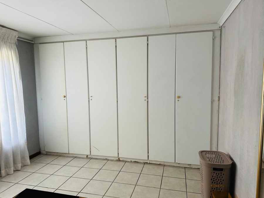 4 Bedroom Property for Sale in Mondeor Gauteng