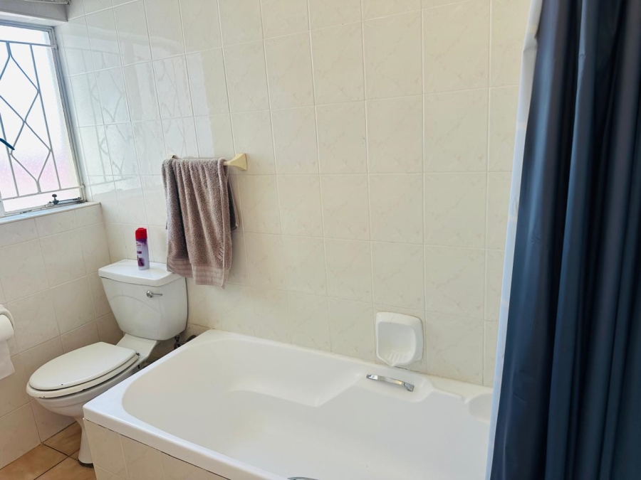 4 Bedroom Property for Sale in Mondeor Gauteng