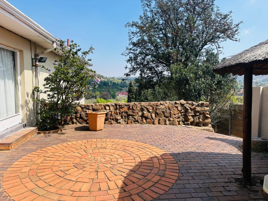 4 Bedroom Property for Sale in Mondeor Gauteng