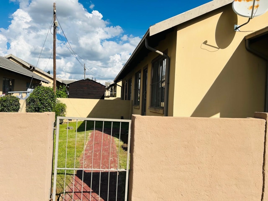 To Let 2 Bedroom Property for Rent in Ormonde Gauteng
