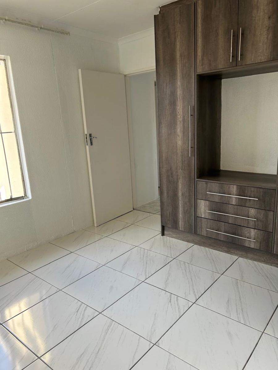 To Let 2 Bedroom Property for Rent in Ormonde Gauteng