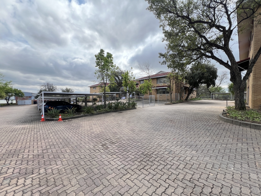 To Let Commercial Property for Rent in Vorna Valley Gauteng