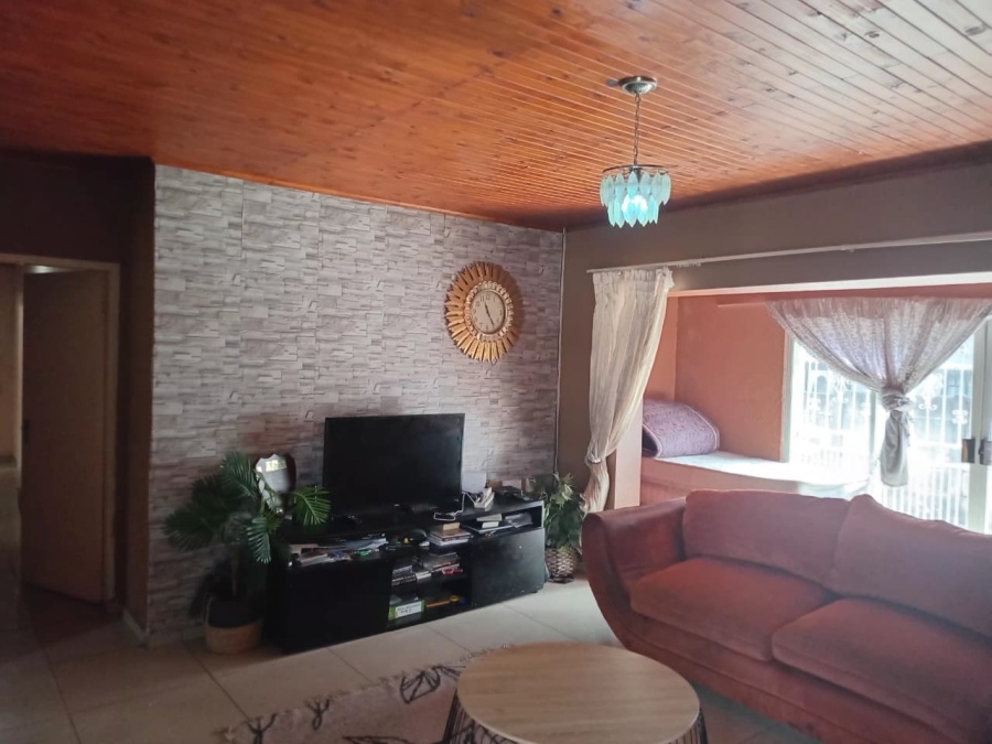 4 Bedroom Property for Sale in Florida Lake Gauteng