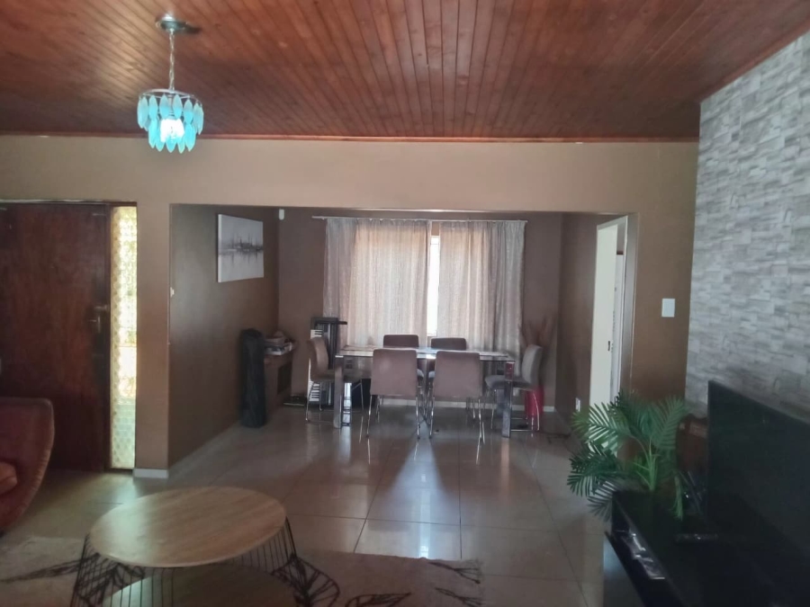 4 Bedroom Property for Sale in Florida Lake Gauteng