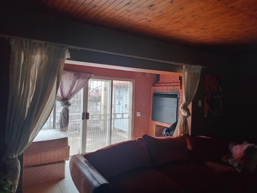 4 Bedroom Property for Sale in Florida Lake Gauteng