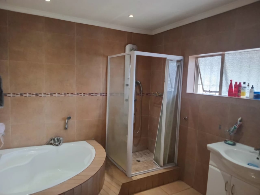 4 Bedroom Property for Sale in Florida Lake Gauteng