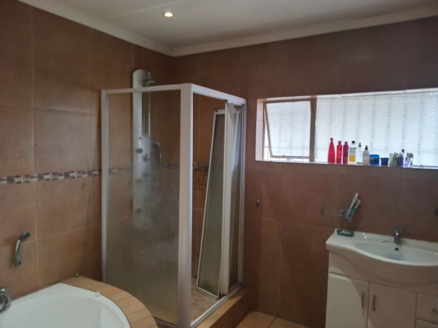 4 Bedroom Property for Sale in Florida Lake Gauteng