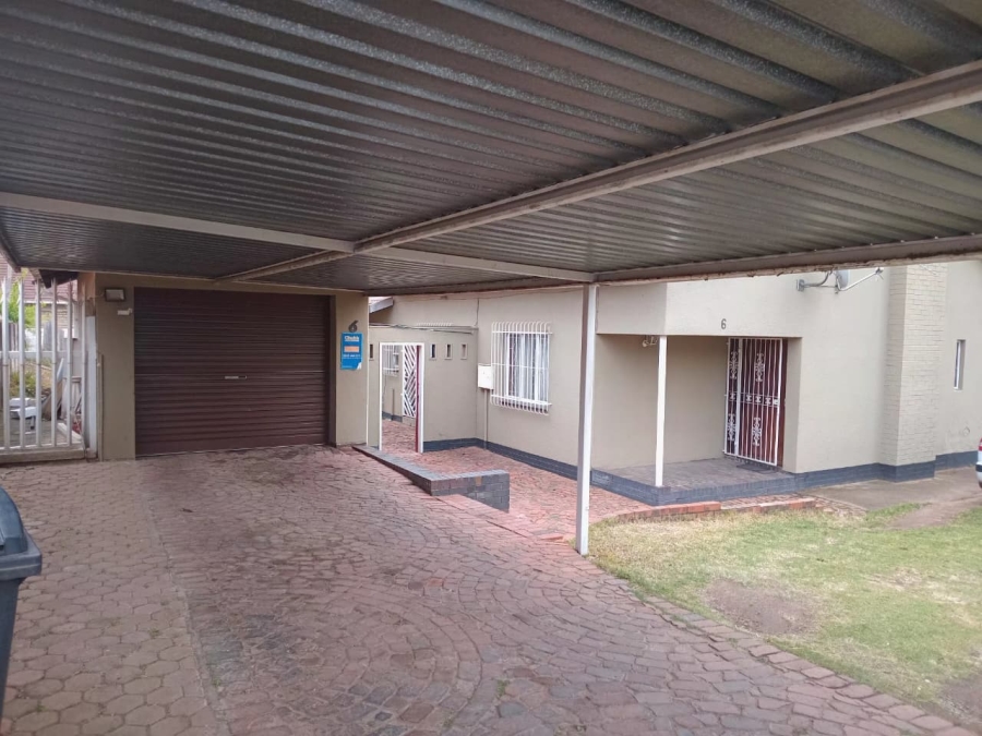 4 Bedroom Property for Sale in Florida Lake Gauteng