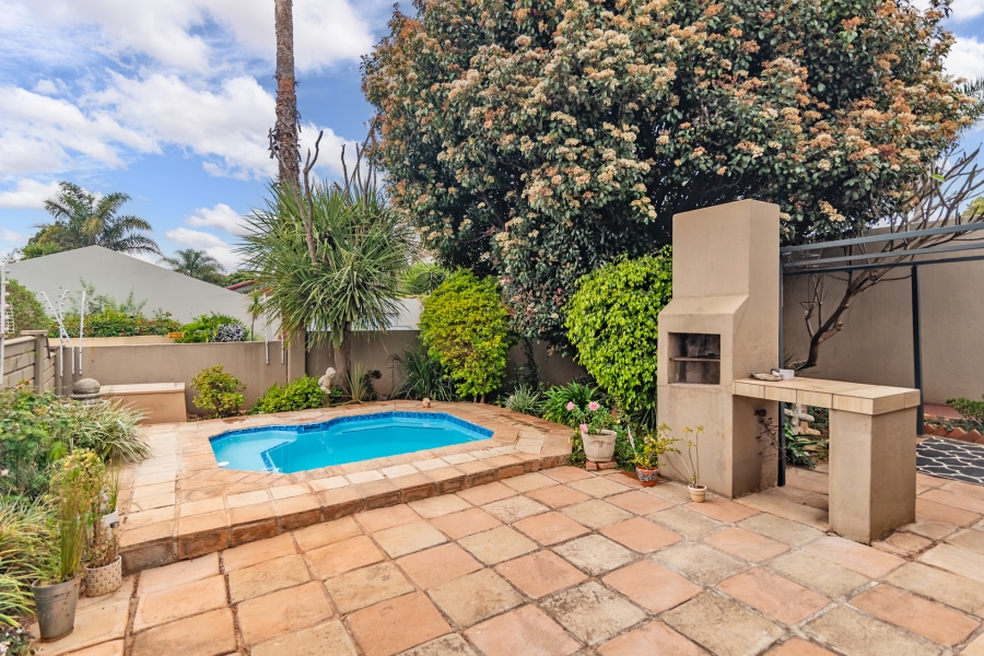 2 Bedroom Property for Sale in Little Falls Gauteng