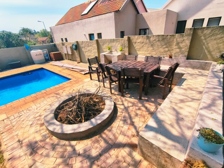 5 Bedroom Property for Sale in Kosmosdal Gauteng