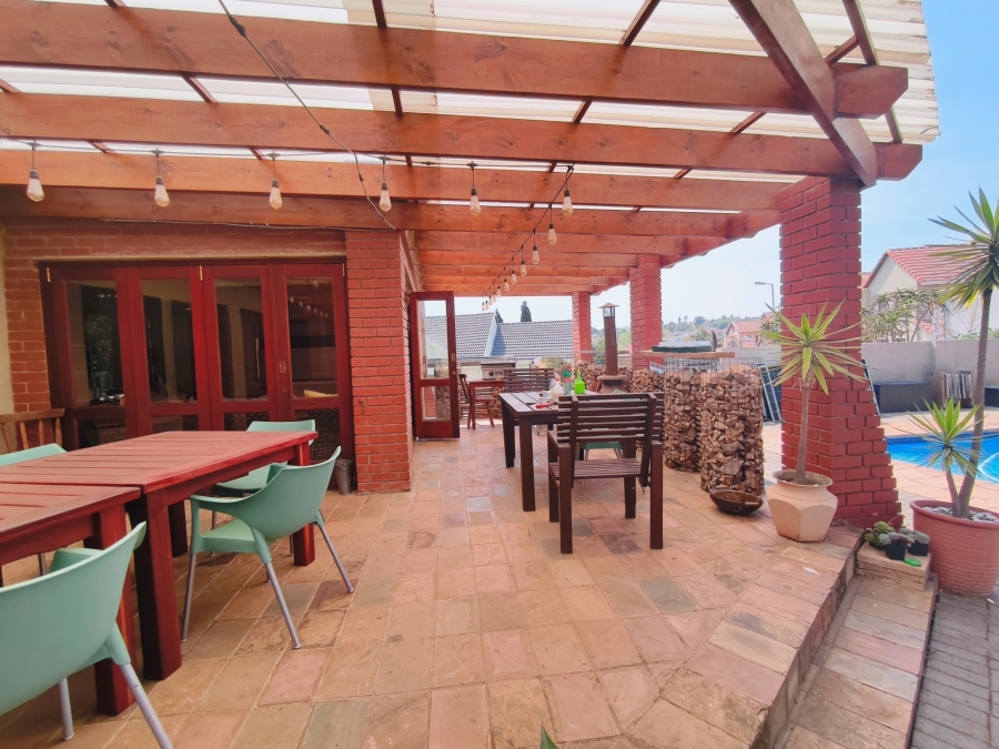5 Bedroom Property for Sale in Kosmosdal Gauteng