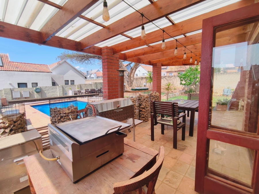 5 Bedroom Property for Sale in Kosmosdal Gauteng