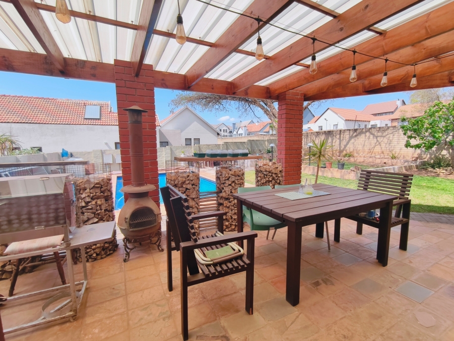 5 Bedroom Property for Sale in Kosmosdal Gauteng