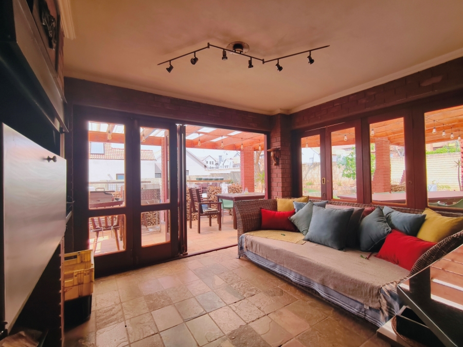 5 Bedroom Property for Sale in Kosmosdal Gauteng