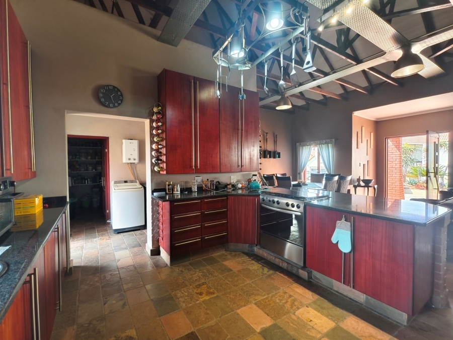 5 Bedroom Property for Sale in Kosmosdal Gauteng