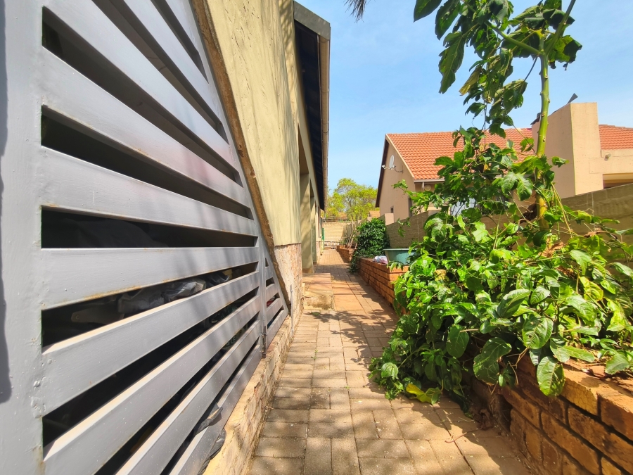 5 Bedroom Property for Sale in Kosmosdal Gauteng