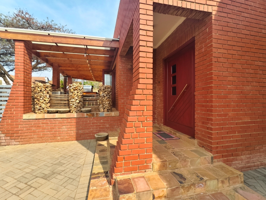 5 Bedroom Property for Sale in Kosmosdal Gauteng